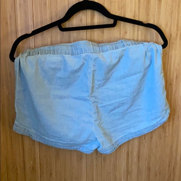 Vero Moda Flowy Light Wash Jean Shorts - Picture 2 of 5